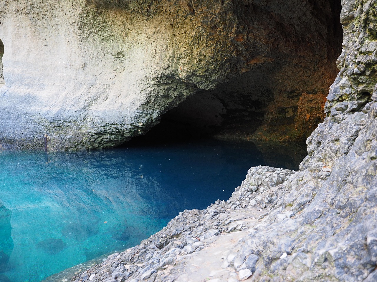 source de la sorgue, source, spring, water cave, cave, flow, source of care, karst spring, fontaine de vaucluse, sorgue spring pond, fontaine-de-vaucluse, france, provence, low water, water, bluish, shining, shimmer, deep, nature, spring cave, worry