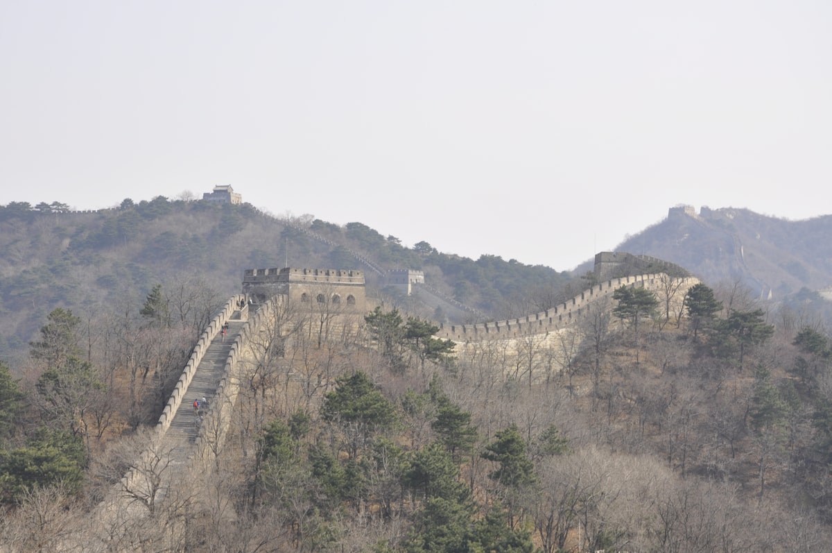 the great wall of china on a hazy day