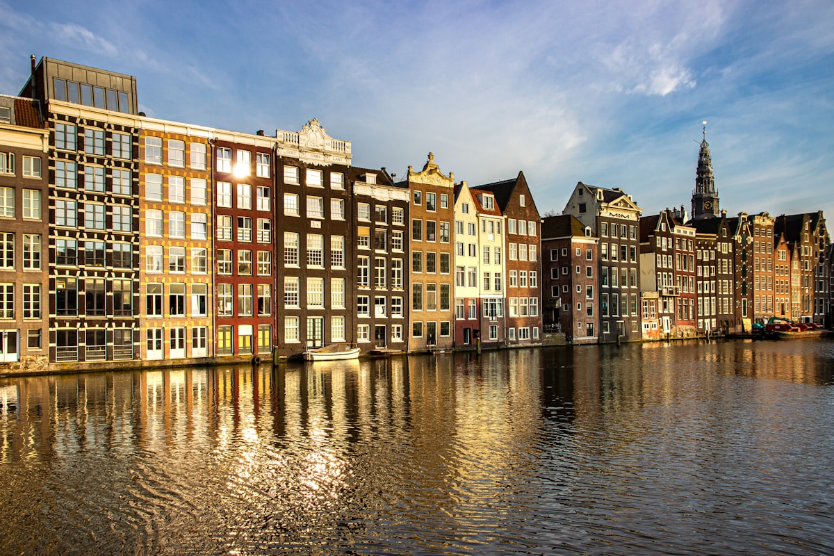 a row of buildings on the side of a river