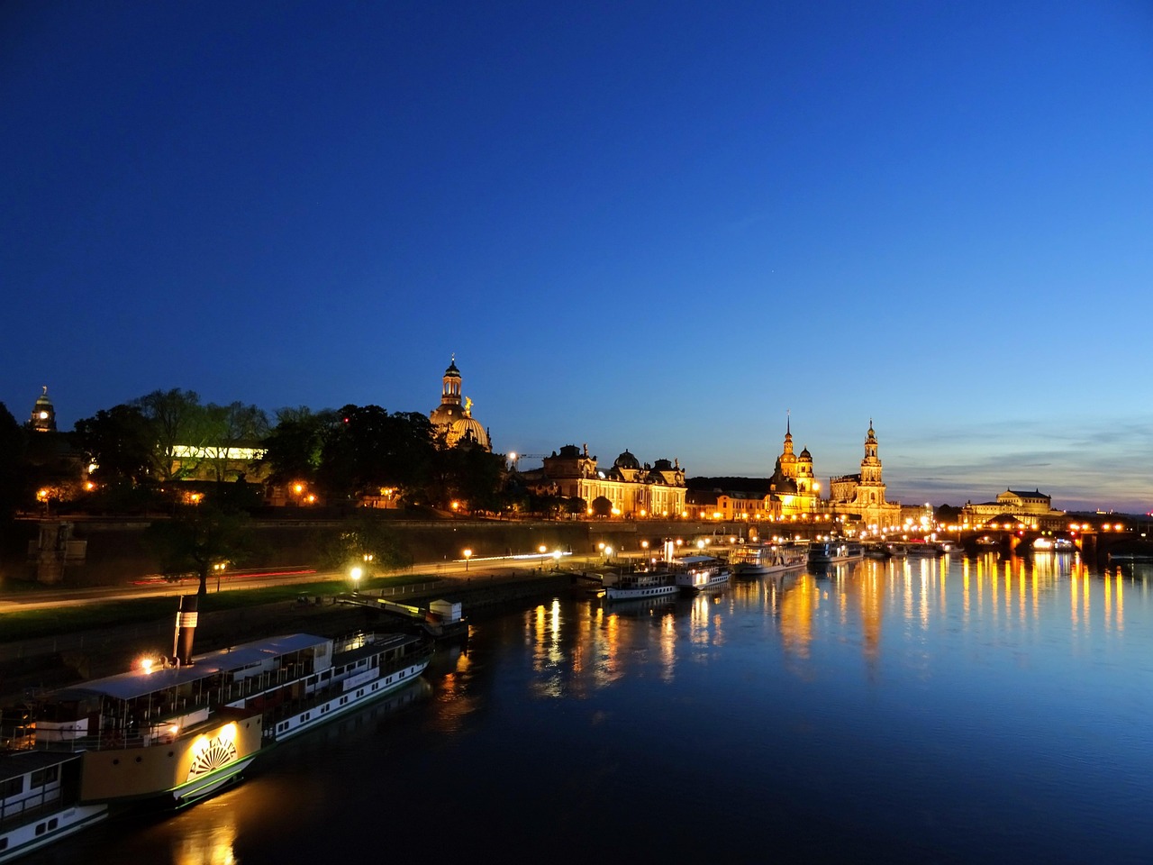 dresden, germany, terrassenufer, altstadt, history, frauenkirche, old building, lipsiusbau, tourists, brühlova terrace, hofkirche, striezelmarkt, semperoper, residential palace