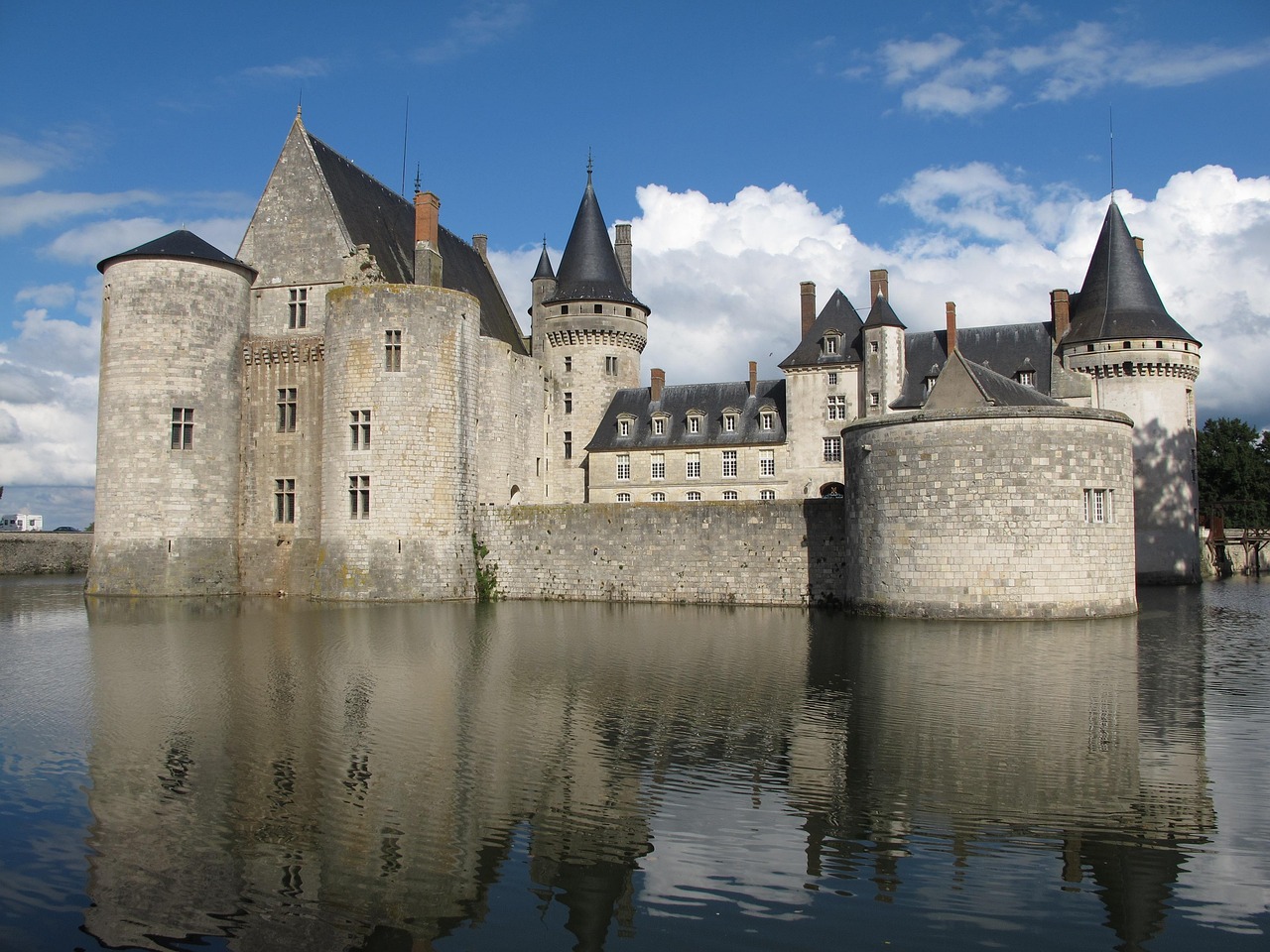 château of de sully sur loire, chateau sully in the loire valley, moated castle, castle in france, sightseeing, romance, architecture, france