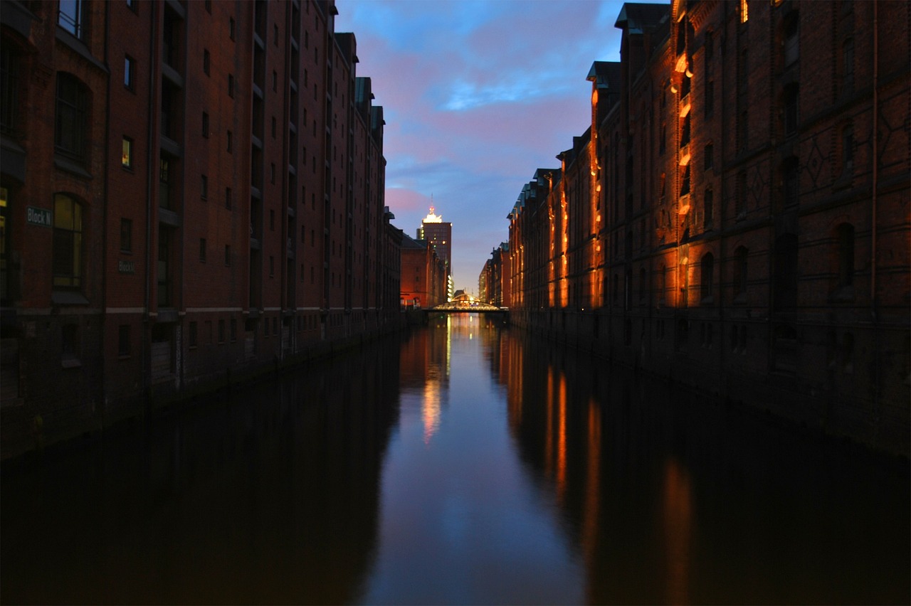 evening atmosphere, hamburg, speicherstadt, old speicherstadt, night shot, building, port, illuminated, warehouse, warehouses, kehrwieder