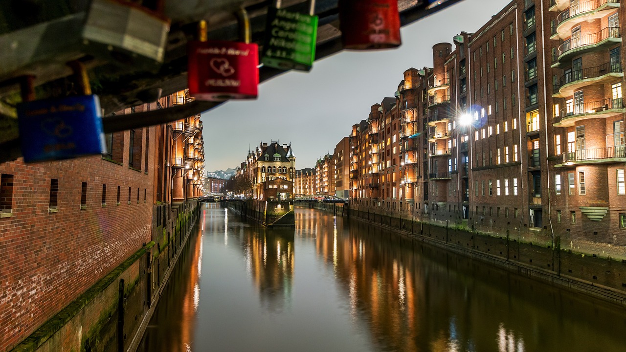 water lock, speicherstadt, hamburg, castle, old speicherstadt, building, nature, warehouse, architecture, brick, kontorhaus, houses, moated castle, waterways, germany, channel, water, reflection, lights