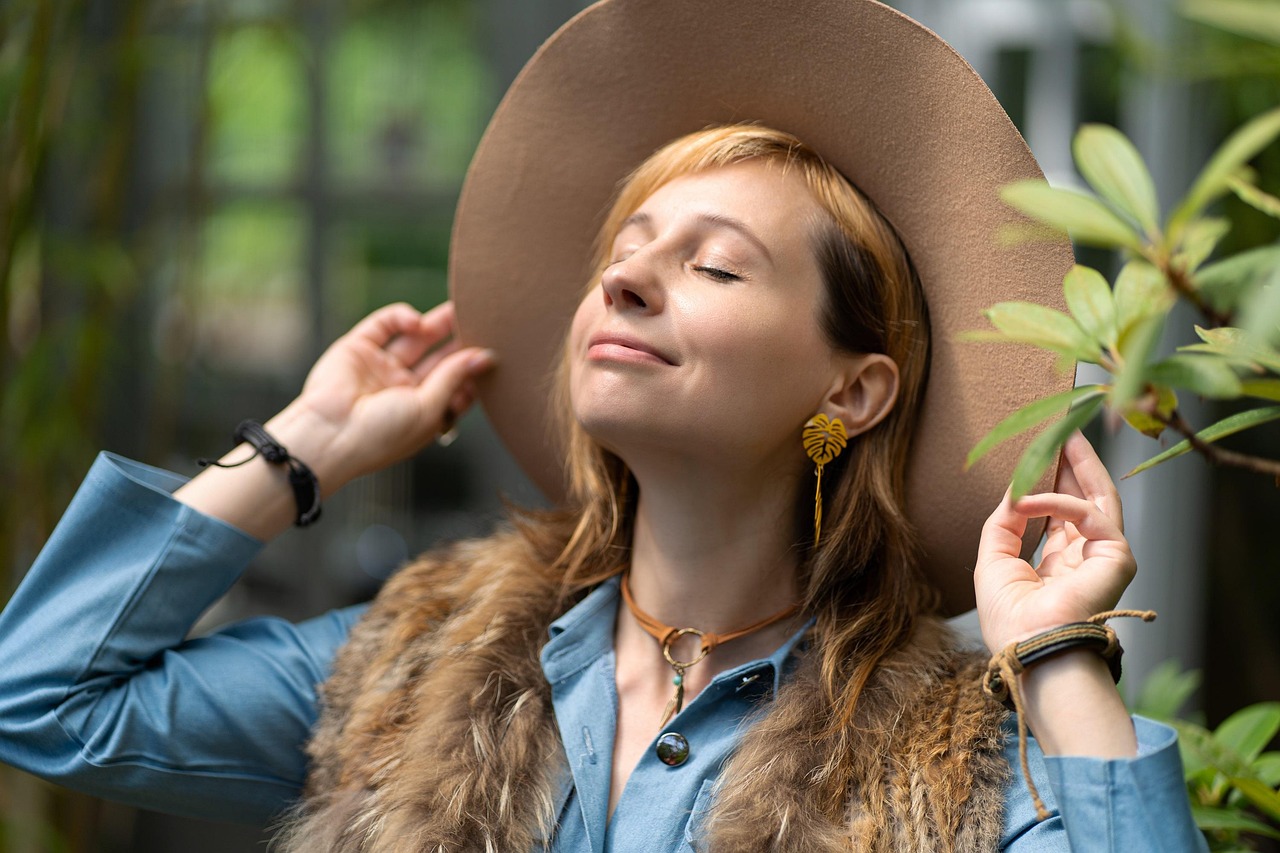 woman, fashion, garden, nature, leaves, botanical garden, tropical, arboretum, jungle, park, girl, hat, smile, pose, delight, mood, portrait
