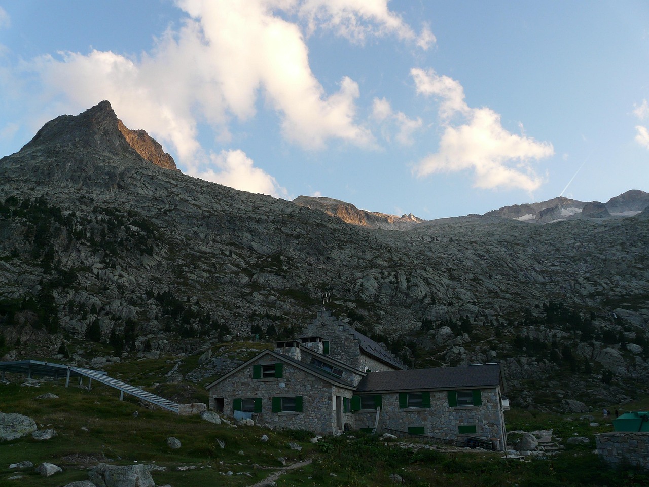 hut, nature, mountain hut, refugio de la renclusa, pico aneto, pyrenees, mountains, alps, pico de la maladeta
