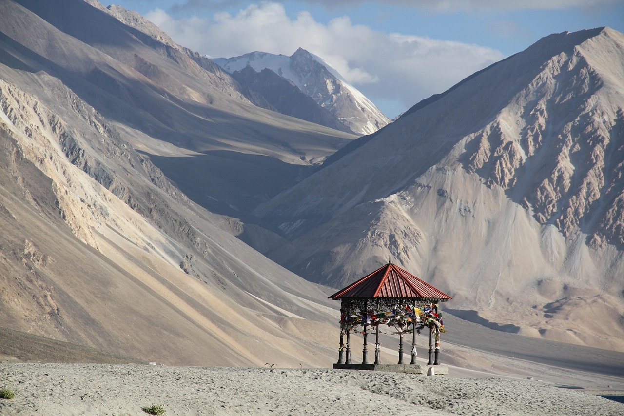 pangong tso, lake, high grassland lake, pangong lake, india, china, ladkah, leh, blue sky, kashmir, jammu, himalaya, ladakh, water, hill, travel, pangong, mountain, nature, landscape, environment, tourists, blue, sky
