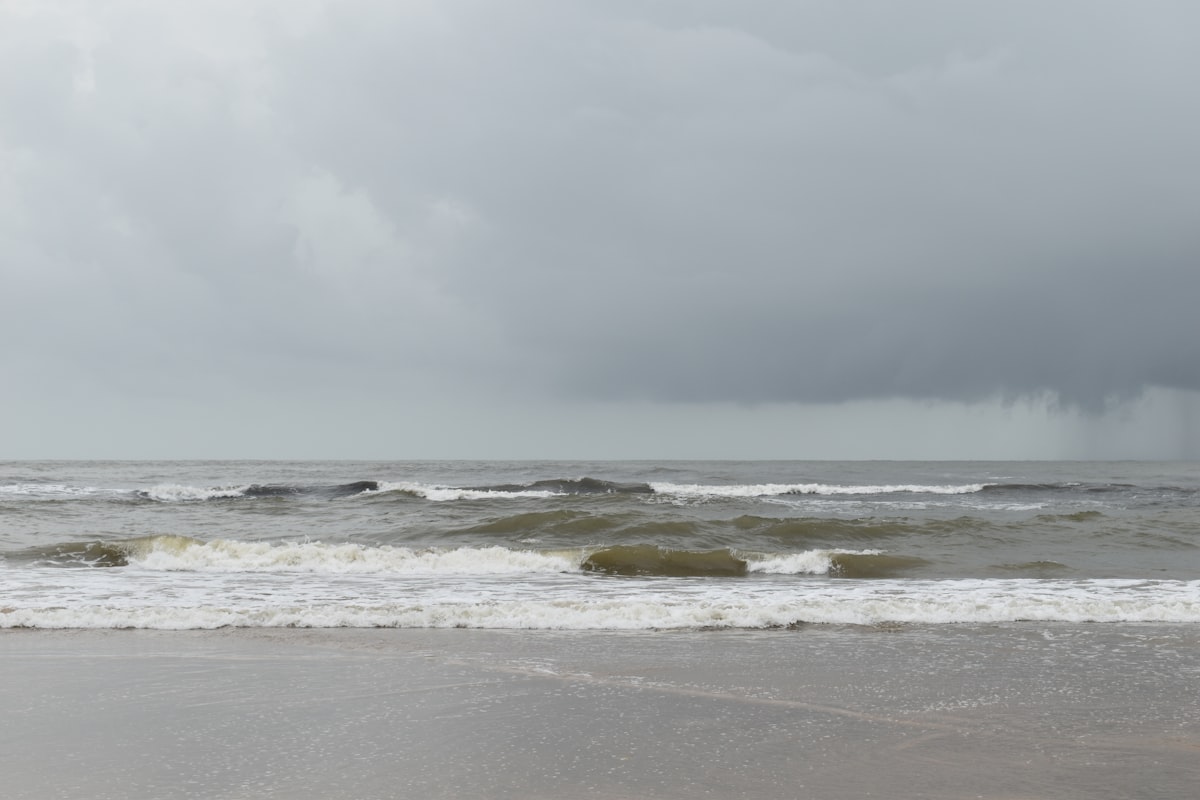 ocean waves crashing on shore during daytime