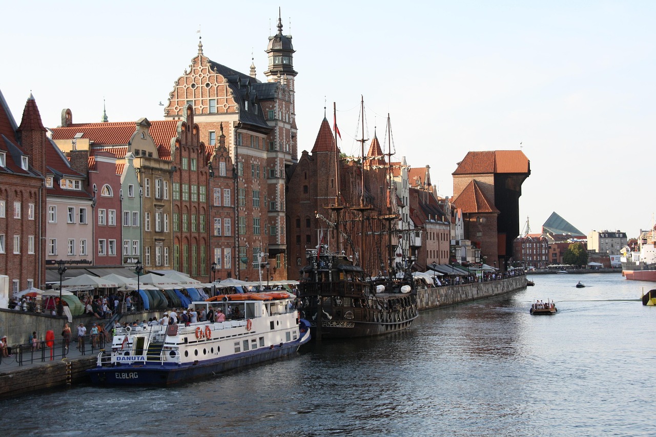 gdańsk, mob, the waterfront, old town, crane, river, port